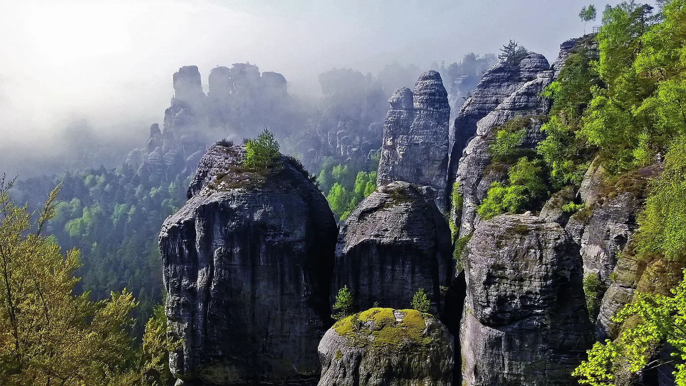 Die Felstürme der Bastei ragen aus dem Nebel über dem Elbtal