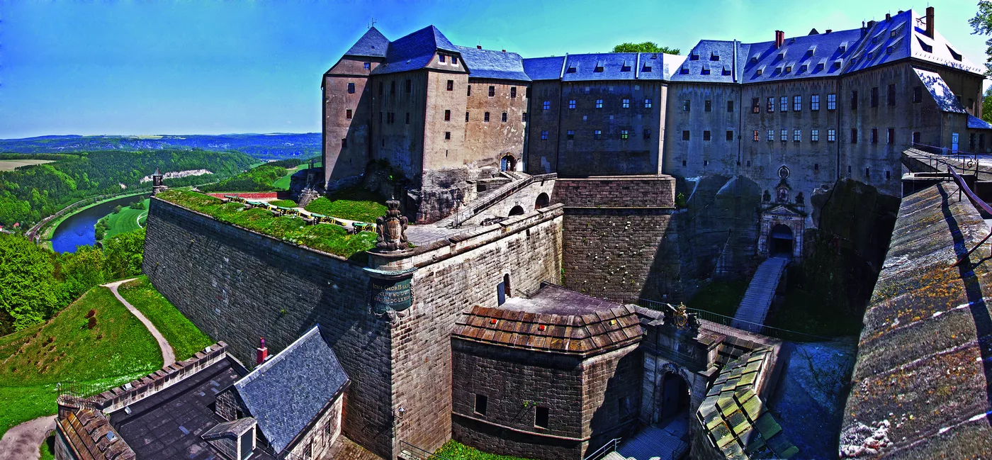Blick von oben auf die Festung Königstein über der Elbe Blick von oben auf die Festung Königstein über der Elbe